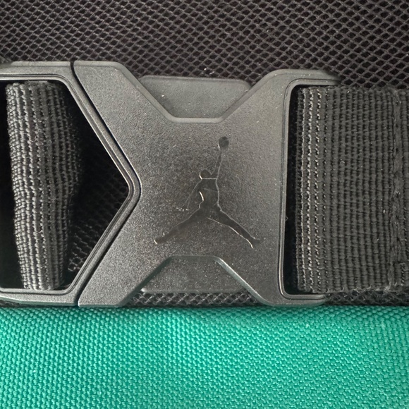 AIR JORDAN Sling Bag/Fanny Pk/Crossbody/Belt Bag/LARGE/Jumpman/MYSTIC GREEN/NWT - Picture 8 of 11